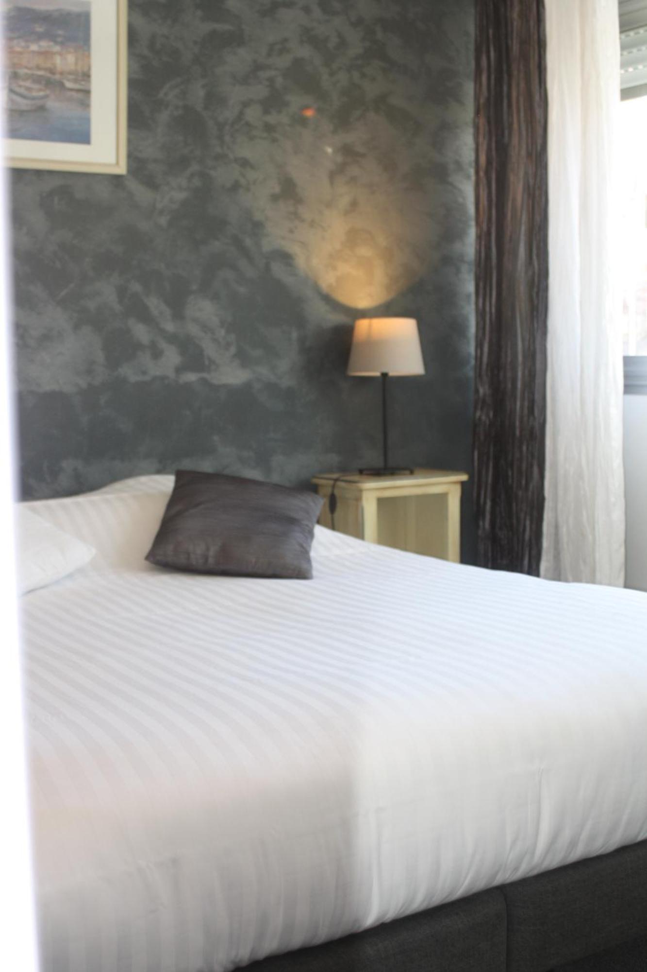 Logis Hotel Du Midi 살롱드프로방스 외부 사진